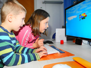 Kinder beim Training am Computer