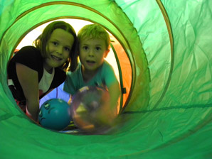 Kinder beim Ballspiel